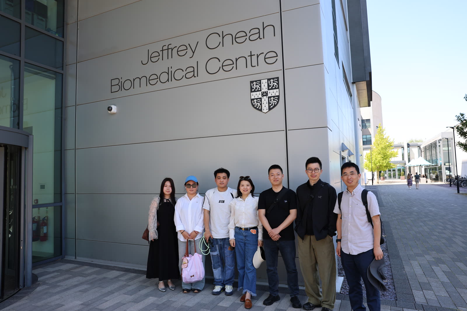 医友们在剑桥 Jeffrey Cheah Biomedical Centre 前