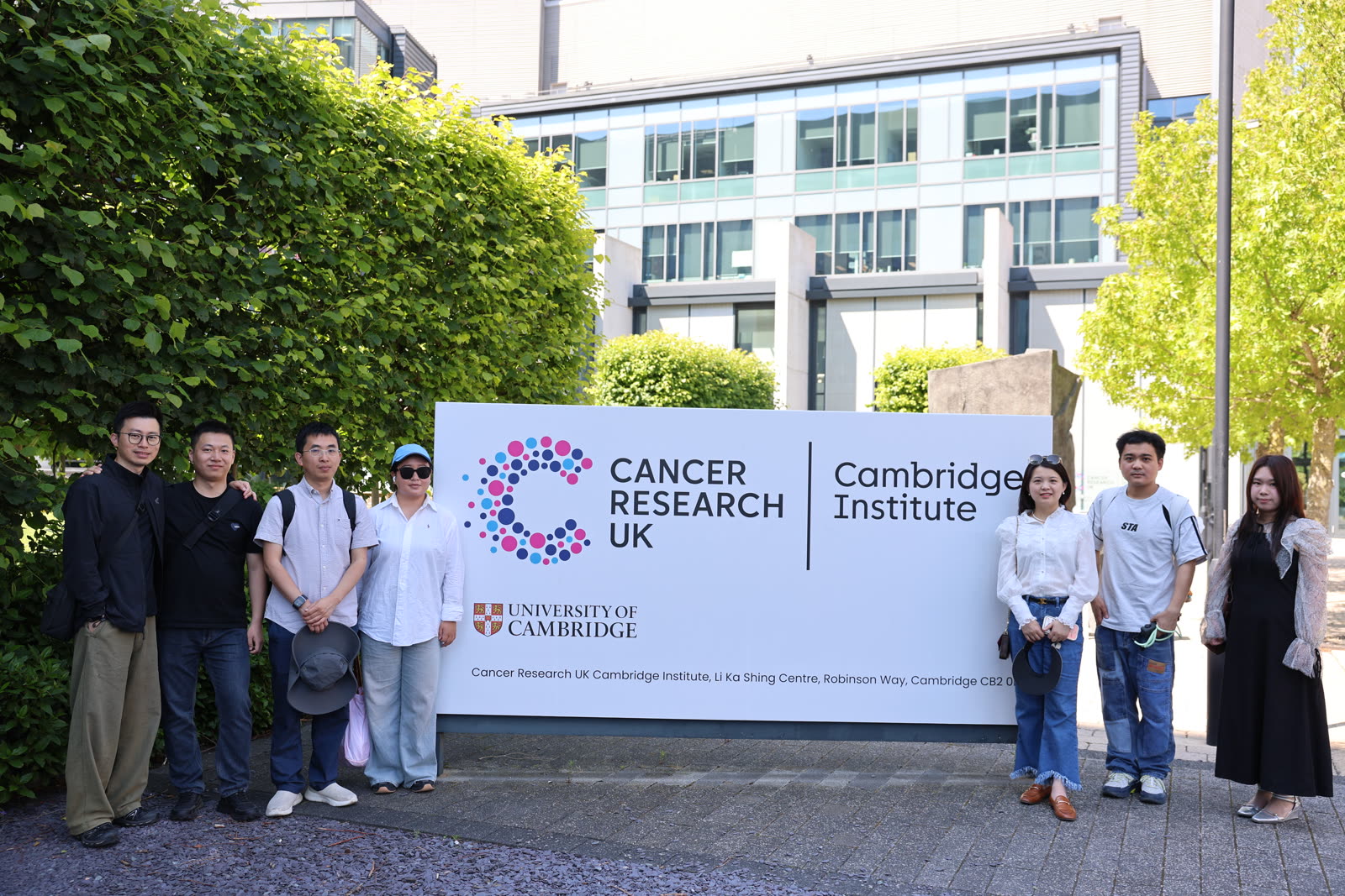 医友们在剑桥大学 Cancer Research UK 研究所前
