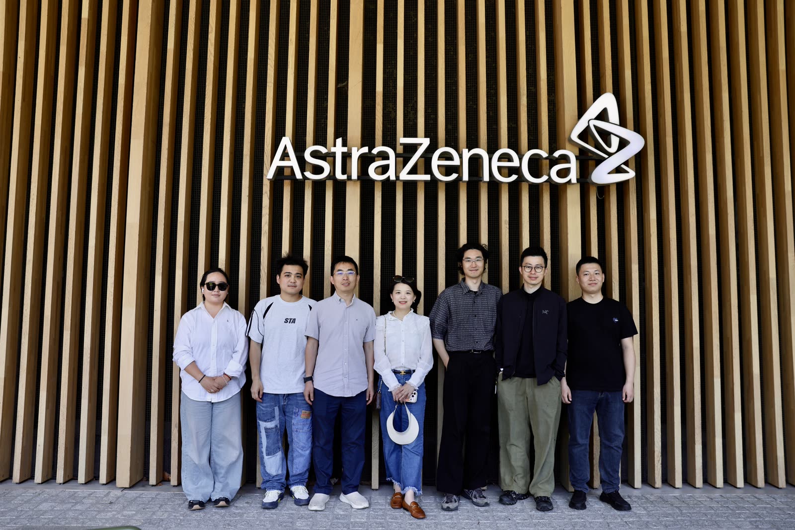 医友们在阿斯利康剑桥研发园区前