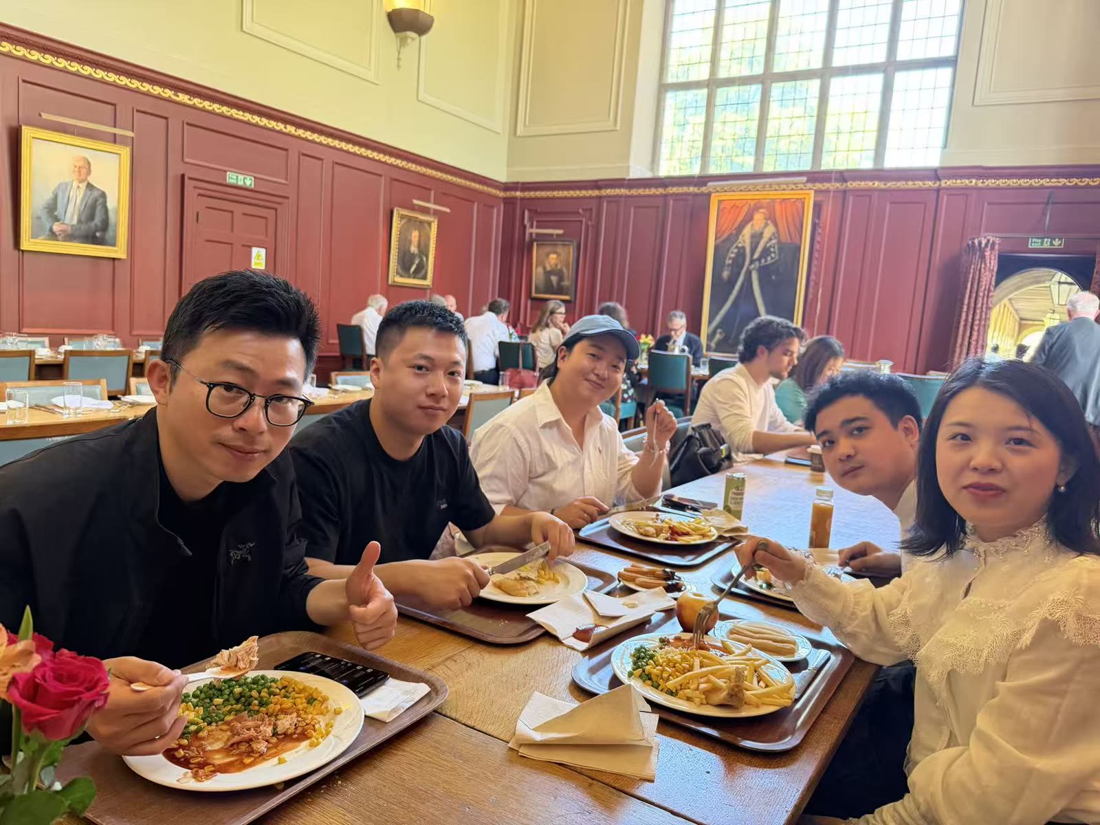 医友们在剑桥学院餐厅用餐交流