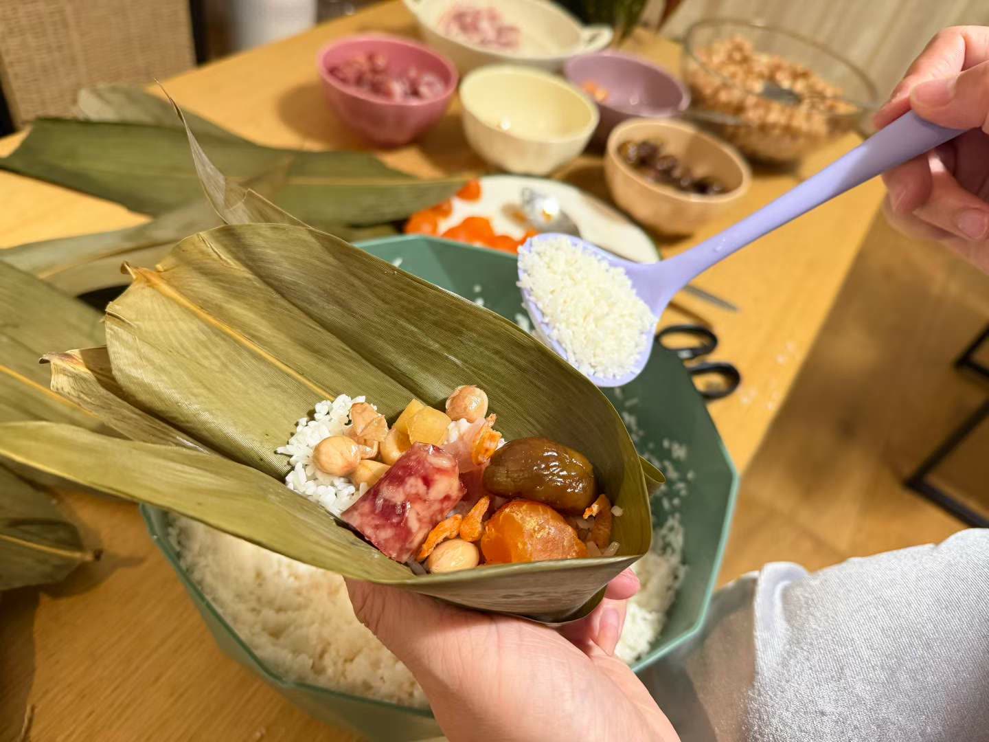 医友们一起包粽子